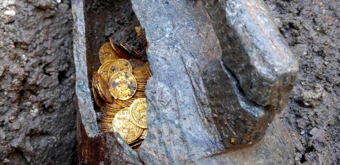 शौचालय के गड्ढे की खुदाई में मजदूरों के हाथ लगे 133 साल पुराने सोने के सिक्के, फिर भी नहीं बदली किस्मत