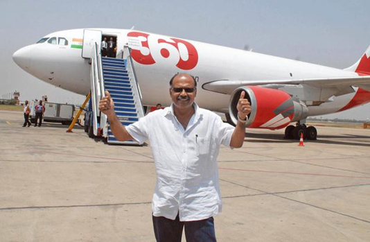 बचपन में बैलगाड़ी हांकने के बाद भारत की सबसे सफ़ल एयरलाइन चलाने वाले 'कैप्टेन' की कहानी