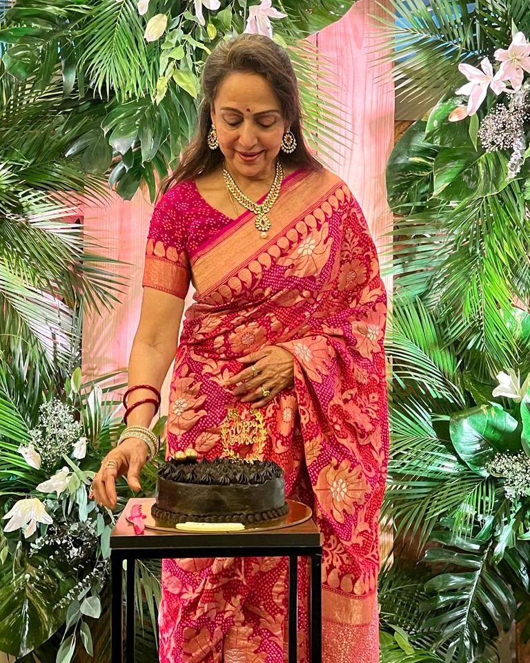 सामने आई हेमा मालिनी के जन्मदिन सेलिब्रेशन की लाजवाब तस्वीरे ,74 साल की ड्रीम गर्ल की खूबसूरती के फैन्स हुए दीवाने