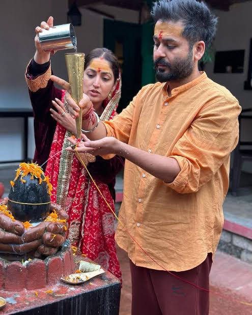पति आदित्य संग महादेव की भक्ति की डूबी यामी गौतम, कपल की सादगी की फैन्स कर रहे खूब तारीफ