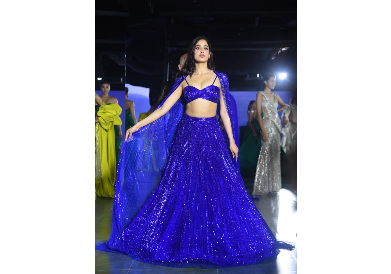 India Couture Week 2023: Janhvi Kapoor ने रैंप पर बिखेरा हुस्न का जलवा, शिमरी ब्लू लहंगे में गिराईं बिजलियां