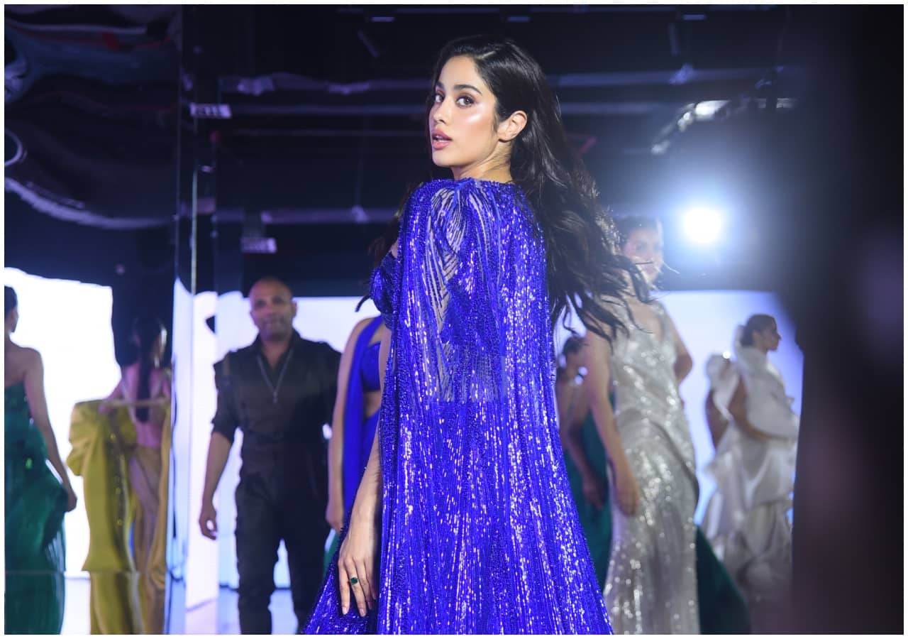 India Couture Week 2023: Janhvi Kapoor ने रैंप पर बिखेरा हुस्न का जलवा, शिमरी ब्लू लहंगे में गिराईं बिजलियां