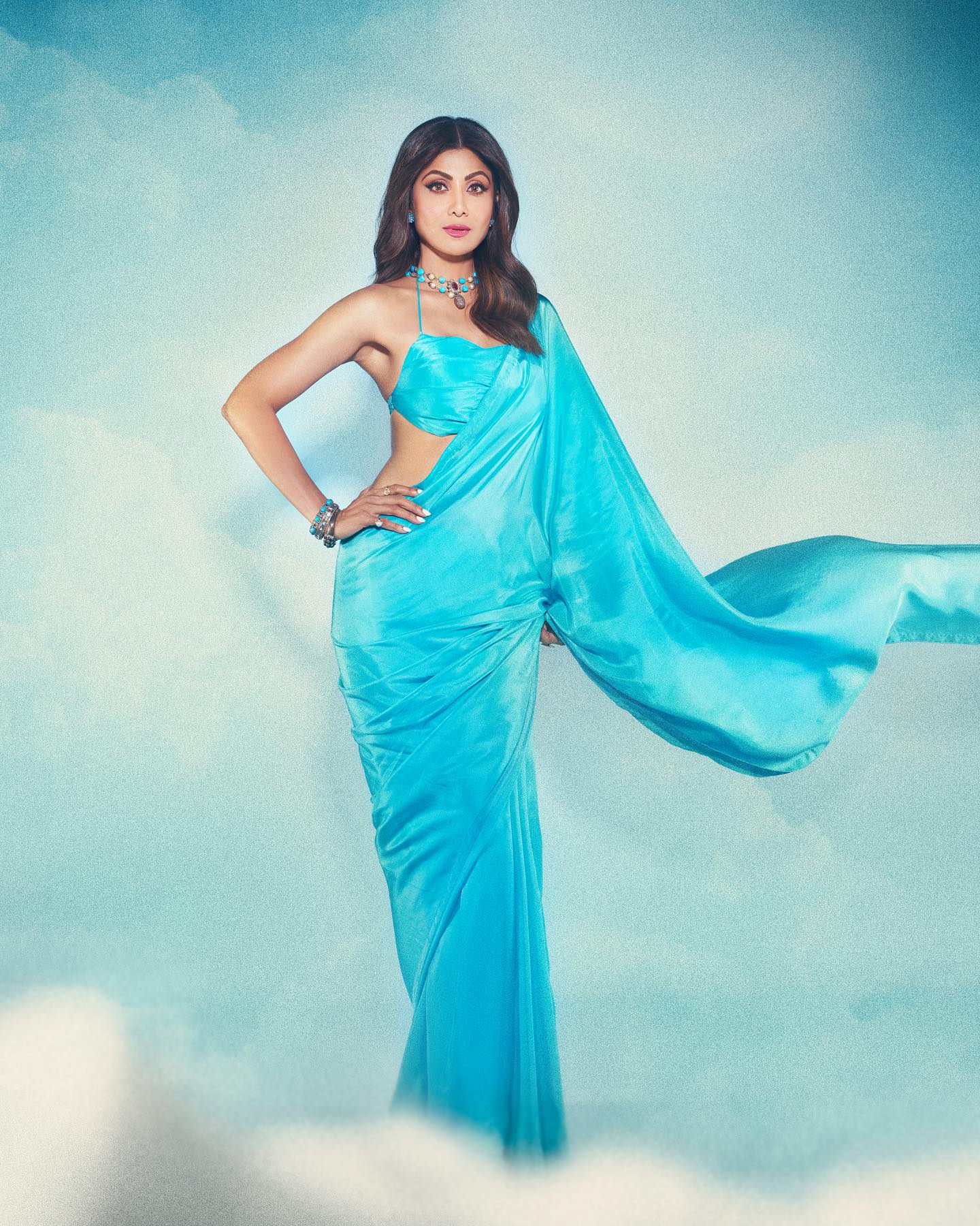 शिल्पा शेट्टी का आकर्षक नीली साड़ी लुक रंग और शिल्प कौशल का एक भव्य तालमेल है।