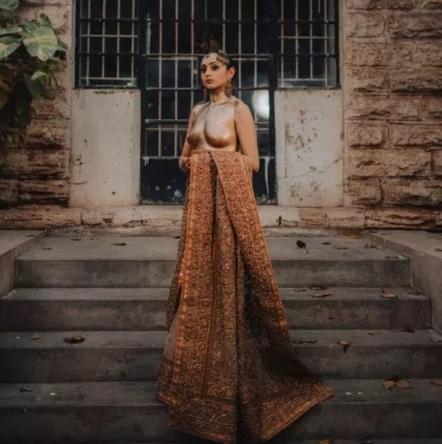 पाकिस्तानी फैशन डिजाइनर ने अपने रिसेप्शन में ब्रेस्टप्लेट के साथ पहनी एंटीक गोल्ड साड़ी, दिखीं रॉयल