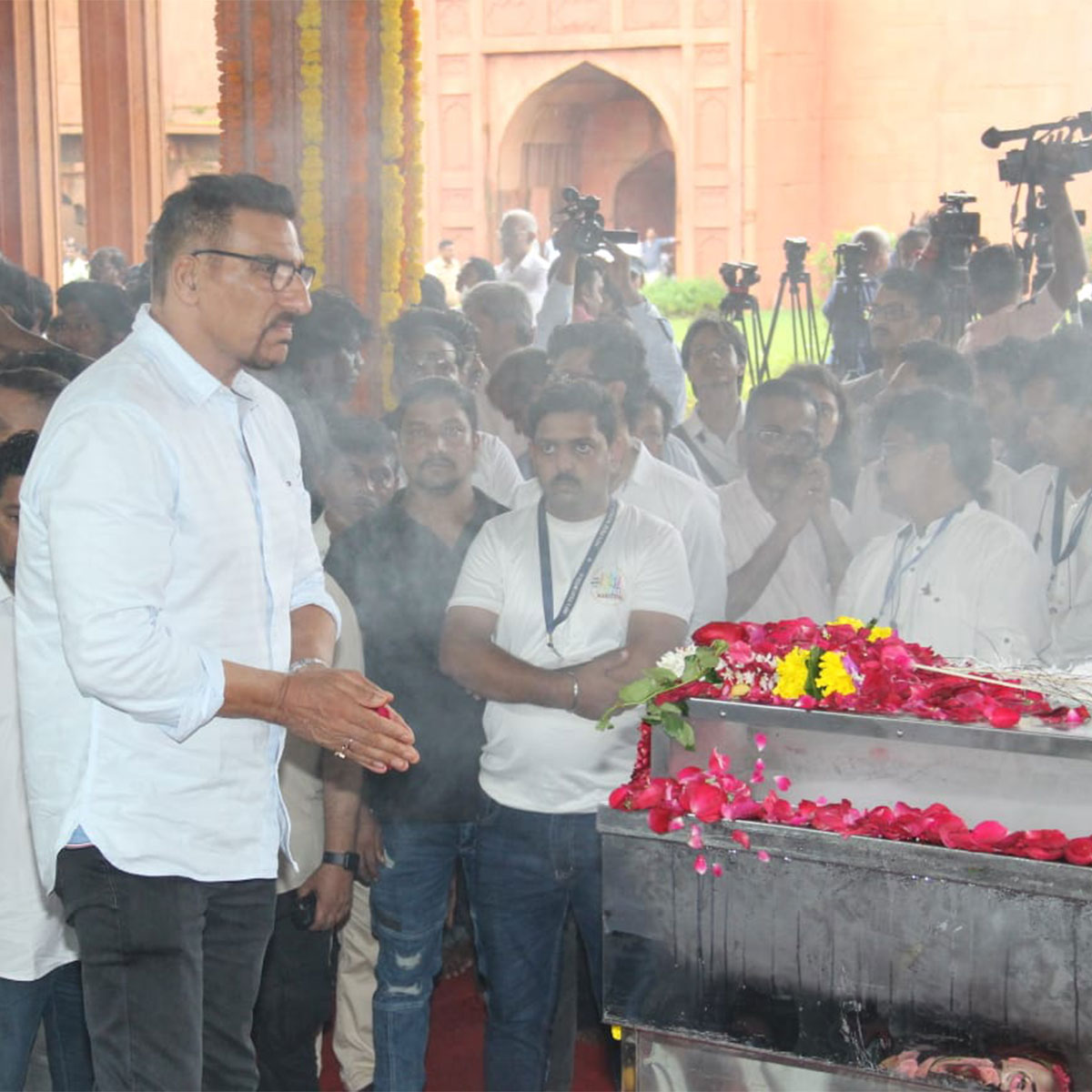 आर्ट डायरेक्टर नितिन देसाई के अंतिम संस्कार में पहुंचे आमिर, बेटी का रो-रोकर बुरा हाल