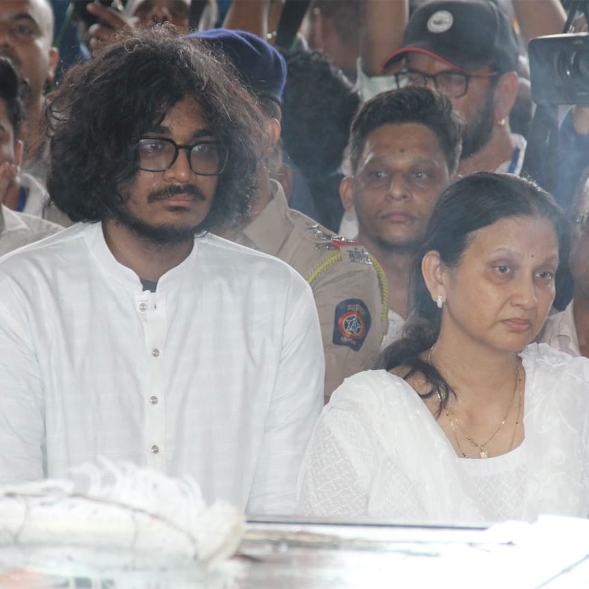 आर्ट डायरेक्टर नितिन देसाई के अंतिम संस्कार में पहुंचे आमिर, बेटी का रो-रोकर बुरा हाल