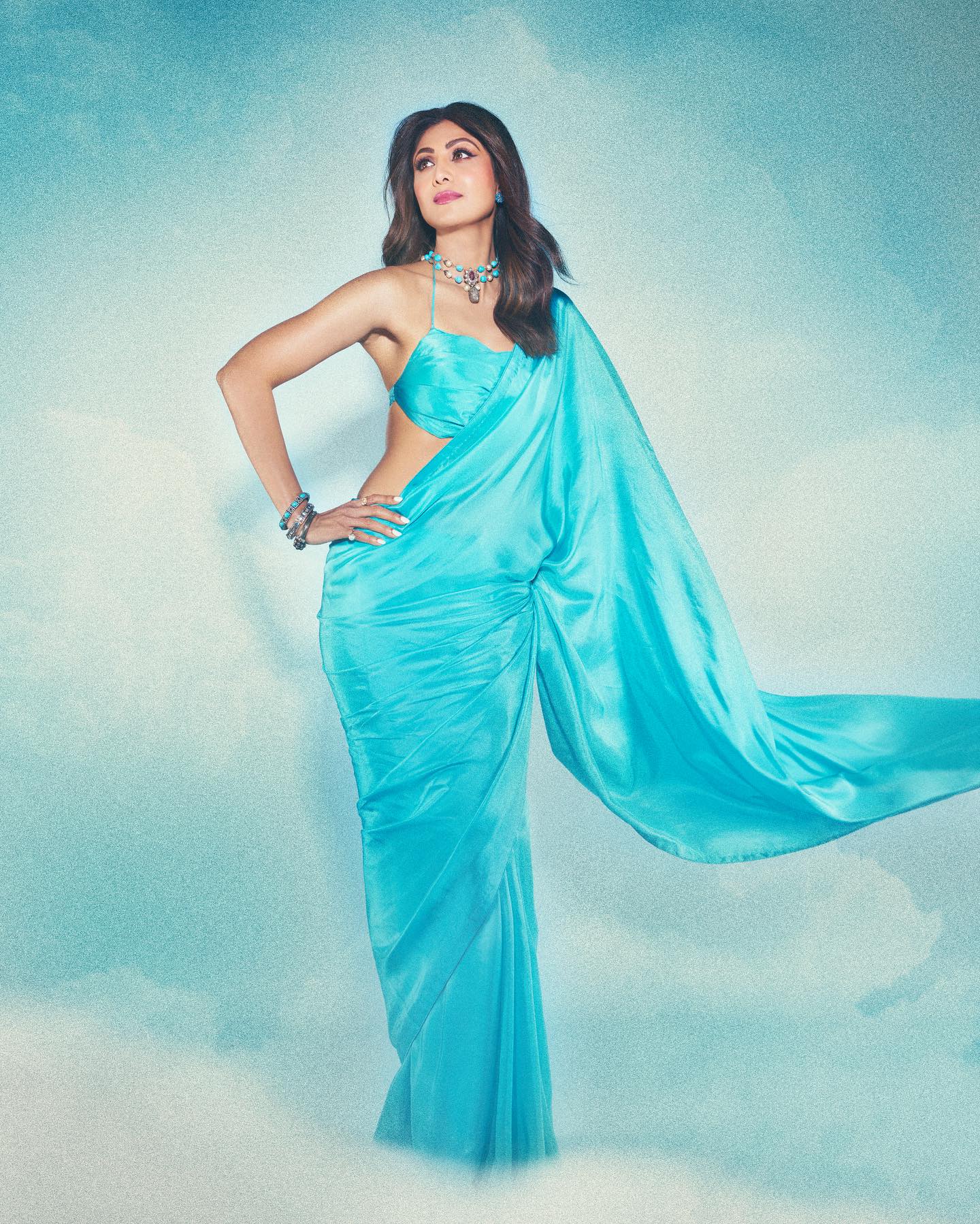 शिल्पा शेट्टी का आकर्षक नीली साड़ी लुक रंग और शिल्प कौशल का एक भव्य तालमेल है।